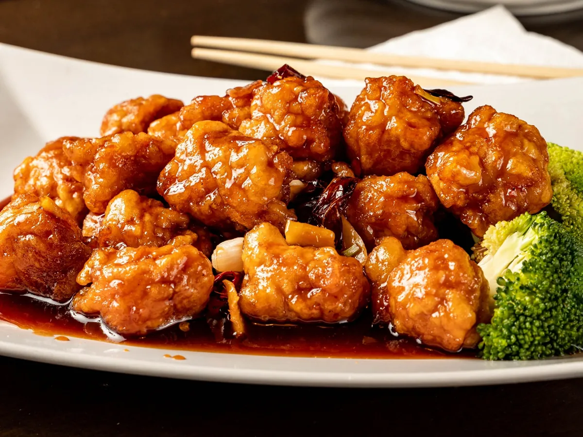 General Tso's Chicken at New Ho Won，a Chinese Restaurant in Dumont